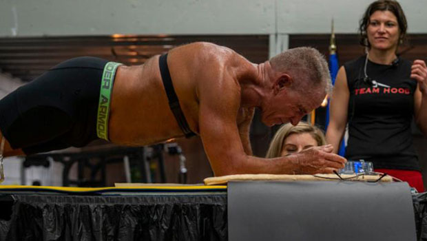 Dünya rekoru: 62 yaşındaki adam 8 saat plank pozisyonunda durdu