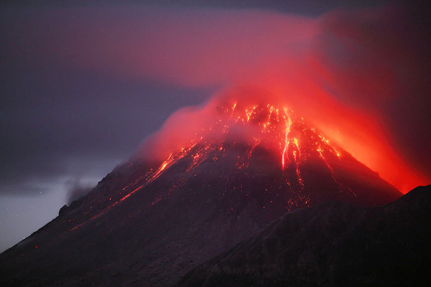 Yogyakarta kentindeki Merapi Yanardağı’nda sabah yerel saatle 05.22’de yaşanan patlama 450 saniye sürdü.